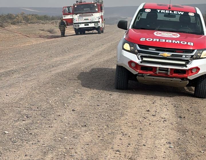  Provincia realiza un amplio despliegue para combatir incendio de campos en cercanías a Trelew