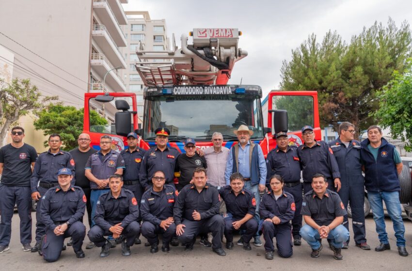  Los Bomberos Voluntarios presentaron al intendente la escalera hidroelevadora de 35 metros