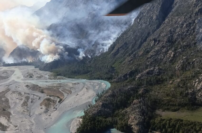  Provincia fortalece el operativo para controlar el incendio forestal en la zona de El Turbio