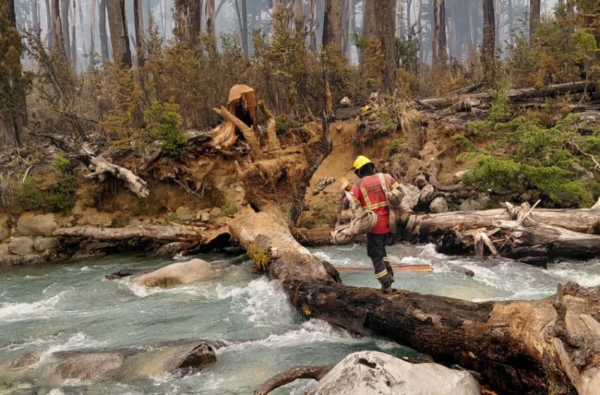  El Gobierno Provincial mantiene el amplio despliegue de combatientes y medios aéreos para darle control al incendio en El Turbio