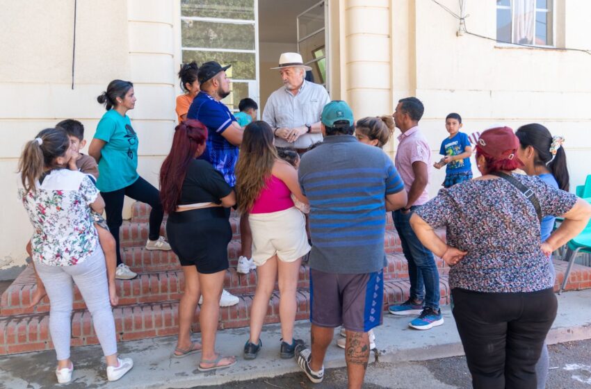   Othar recorrió el albergue municipal y acompañó a las familias evacuadas por el movimiento del Cerro Hermitte