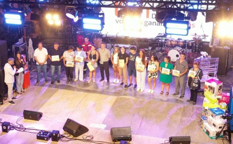  Una multitud acompañó el Telebingo Solidario en El Hoyo: lo recaudado será destinado a damnificados por los incendios forestales