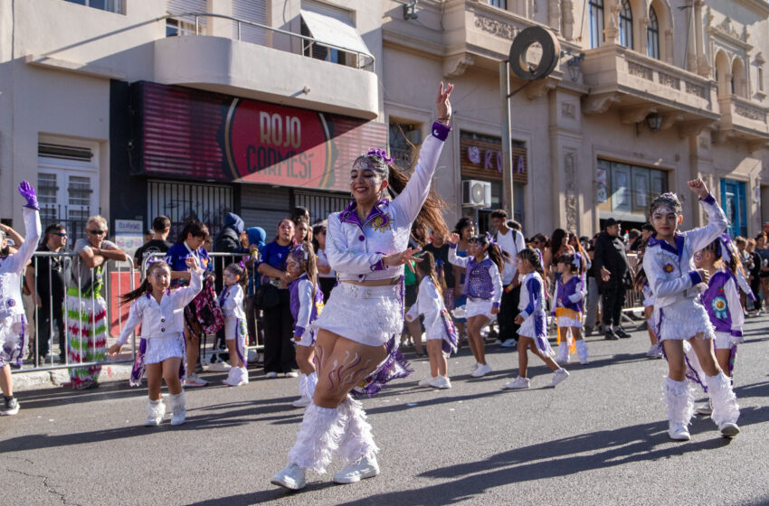  La ciudad consolidó sus tradicionales carnavales con una masiva convocatoria