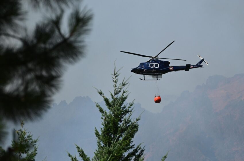  Con el apoyo de numerosos medios aéreos, brigadistas de Chubut y de otros puntos del país combaten los incendios forestales en la Cordillera