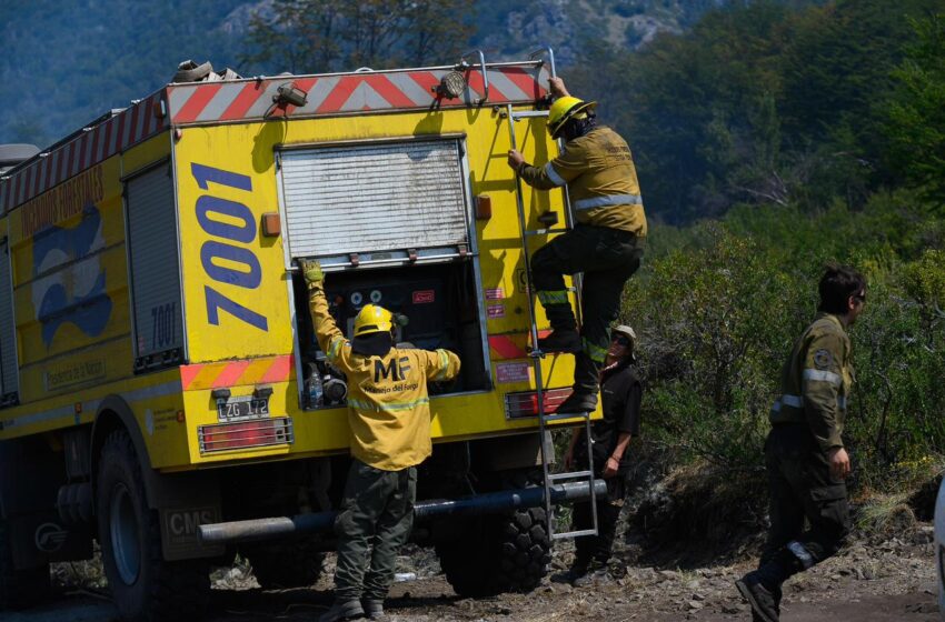  Tras los intensos operativos, Provincia declaró controlado el incendio en la Desembocadura El Tigre-Lago Cholila y contenido al del Parque Nacional Los Alerces