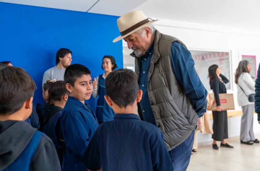  Othar entregó notebooks a la Escuela Municipal N° 2006