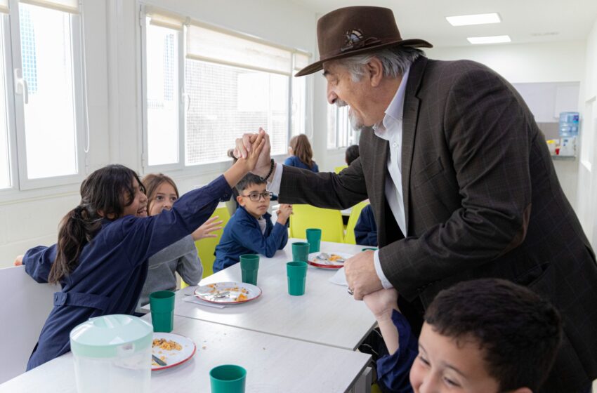  El intendente recorrió las instalaciones del establecimiento educativo y almorzó junto a sus alumnos, docentes y auxiliares.