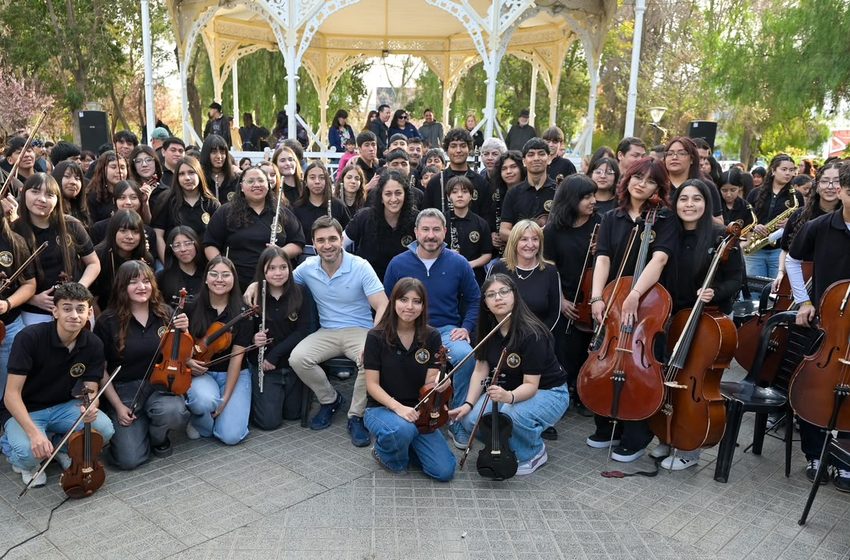  Torres acompañó el último ensayo de la Orquesta del barrio INTA antes de su presentación en el Teatro Colón