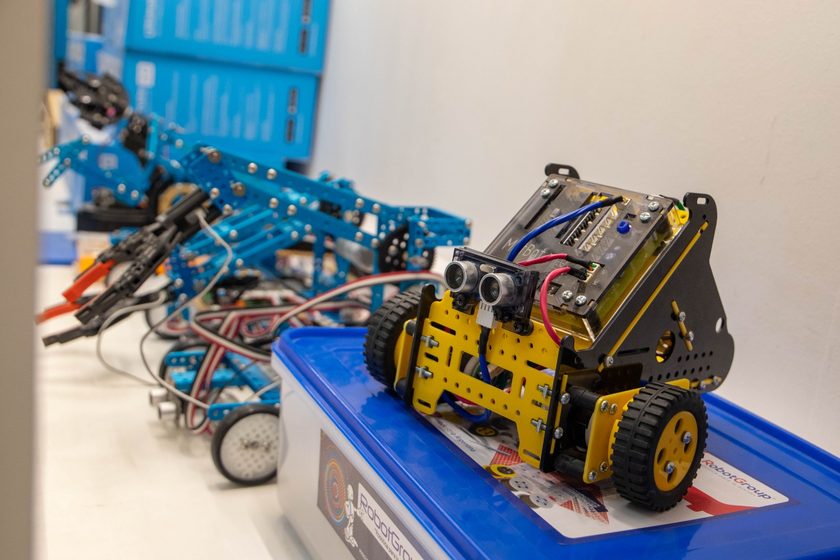  El Municipio entregó equipamiento de robótica a la Escuela 742
