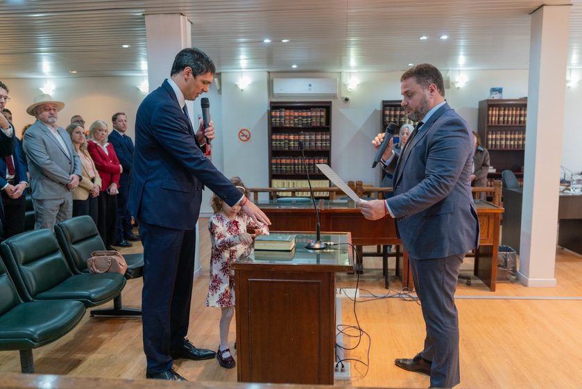 Othar acompañó la jura del juez federal Sebastián Ruíz