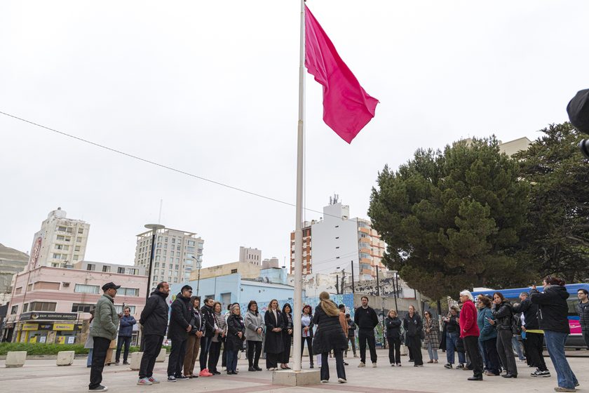  «El Municipio acompañó el tradicional izamiento de la bandera rosa»