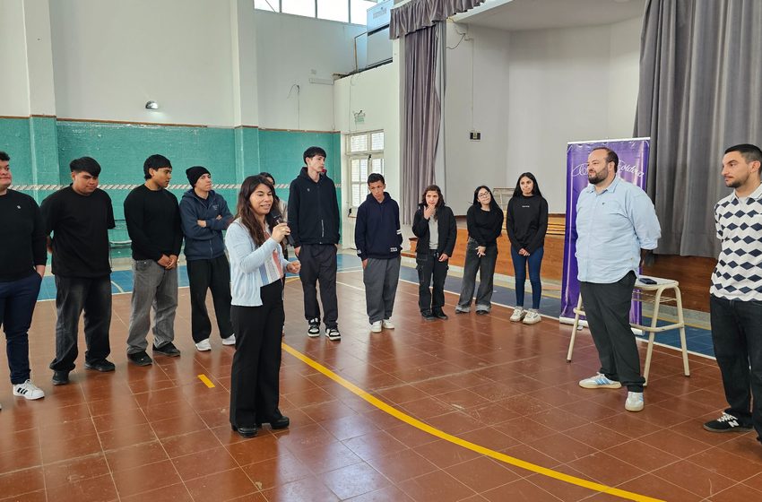  «La Escuela de Caleta Córdova pondrán en marcha las primeras pasantías educativas en turismo»